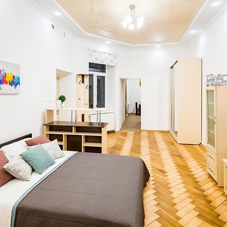 Bright And Cozy Apart With Balcony Lviv Buitenkant foto